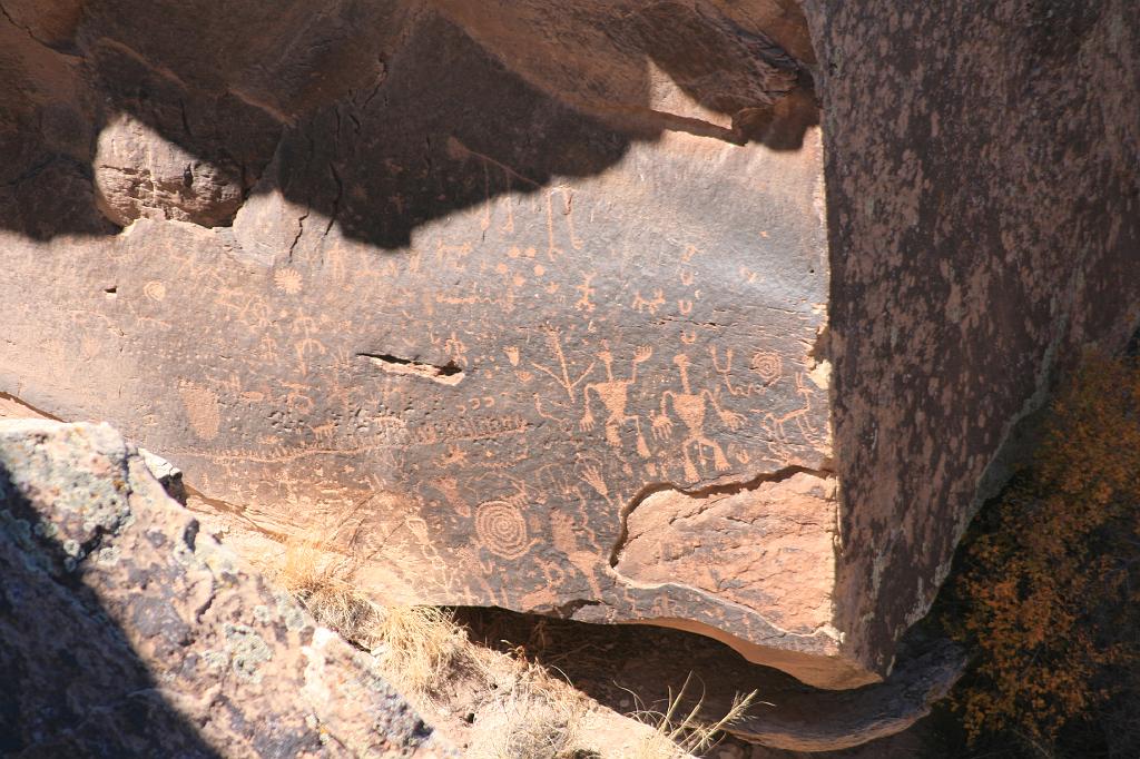 20081027 Walnut Canyon 087.jpg - Petrified Forest - Newspaper Rock, what kind of news did those early inhabitants want to tell us? Or is it just prehistoric graffiti?